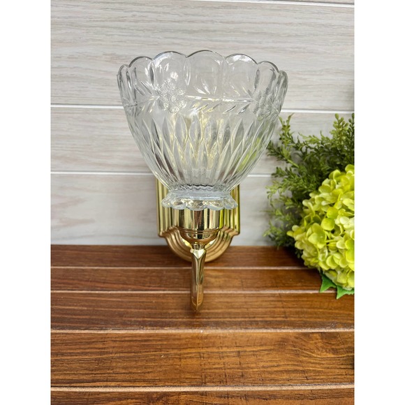 Vintage Brass Hollywood Wall Sconce Light with Scalloped Glass Shade - Picture 7 of 10